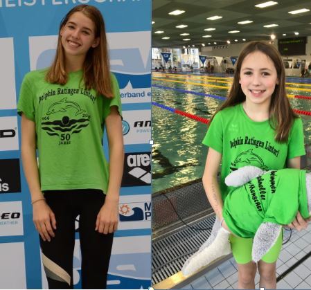 Zwei Schwimmerinnen in gr&uuml;nen T-Shirts mit Logo stehen vor einem Wettbewerbsplakat und am Schwimmbeckenrand.