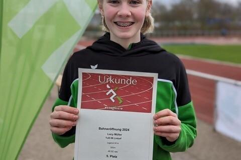 M&auml;dchen mit breitem L&auml;cheln h&auml;lt eine Urkunde f&uuml;r den 5. Platz bei der Bahner&ouml;ffnung 2024 in der Hand.