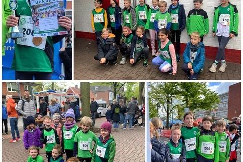 Kinder in gr&uuml;nen Shirts pr&auml;sentieren Pokale und Urkunden vom Stadtlauf, Gruppenfotos bei der Veranstaltung.