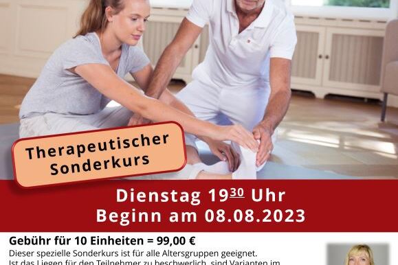 Zwei Personen f&uuml;hren eine Dehn&uuml;bung in einem Raum durch; Informationen zu einem therapeutischen Sonderkurs sind sichtbar.