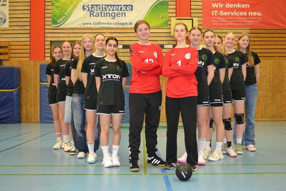 Gruppenfoto von zehn weiblichen Handballspielern in Sportkleidung, zwei Spielerinnen tragen Torwarttrikots.