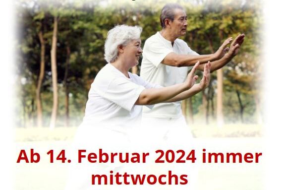 Zwei Senioren &uuml;ben Qi Gong im Freien, umgeben von B&auml;umen, mit einem Plakat &uuml;ber den Kurs im Hintergrund.