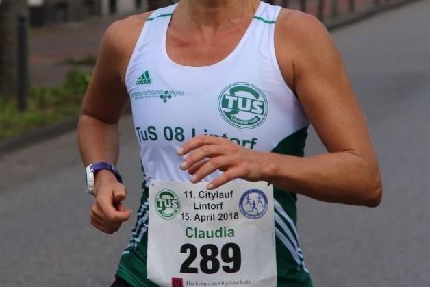 Läuferin mit Sonnenbrille und Startnummer 289 beim Citylauf in Lintorf, auf einer urbanen Straße.