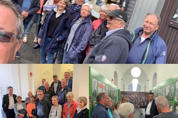 Gruppe von 20 Personen steht in zwei unterschiedlichen Szenen, eine drau&szlig;en und eine in einem Ausstellungsraum.