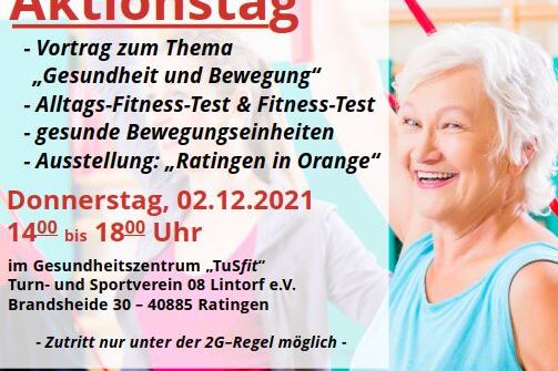 Frau mit grauen Haaren l&auml;chelt vor Plakat f&uuml;r Aktionstag zu Gesundheit und Bewegung im Gesundheitszentrum TusFit in Lintorf.