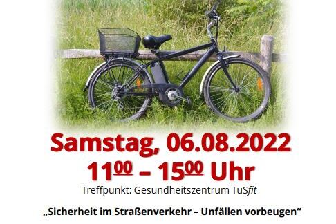 Plakat f&uuml;r E-Bike Fahrtraining mit Termin, Uhrzeit und Kontaktdaten, vor einem Bild eines E-Bikes im Freien.