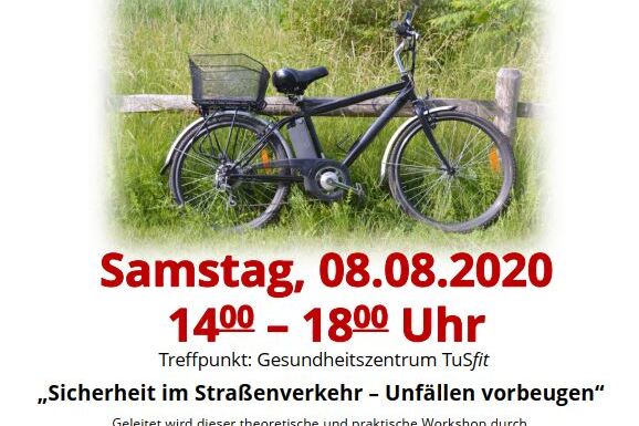 E-Bike mit Korb steht auf einer Wiese, im Hintergrund Informationen zum Fahrtraining am 08.08.2020.