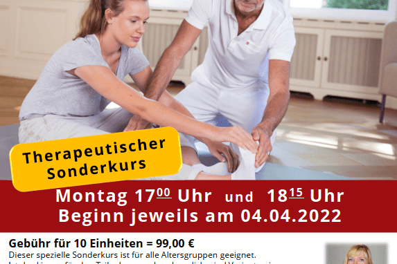 Zwei Personen demonstrieren Dehnübungen in einem Kursraum, mit Informationen zu einem therapeutischen Sonderkurs.