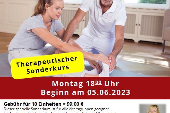 Therapeutischer Sonderkurs mit einem Trainer und Teilnehmer auf einer Matte, Informationen zum Kursprogramm im Hintergrund.