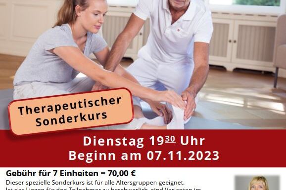 Frau und Mann &uuml;ben gemeinsam eine Dehn&uuml;bung in einem hellen Raum, mit Informationen zum therapeutischen Sonderkurs.