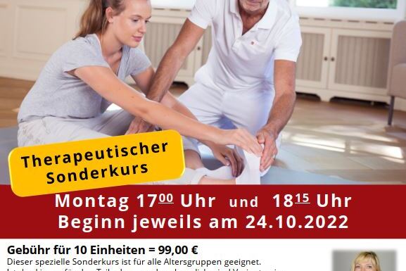 Zwei Personen bei einer Therapie&uuml;bung im Rahmen eines Sonderkurses zur Engpassdehnung in einem hellen Raum.