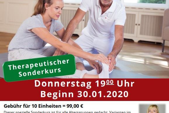 Bild zeigt ein Paar im therapeutischen Dehnungsunterricht; Kursinformationen und Kontaktdaten sind im Hintergrund sichtbar.