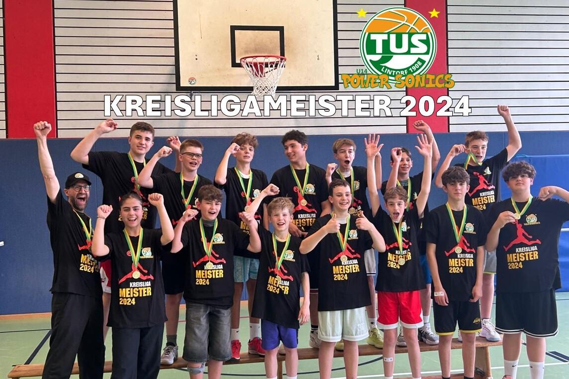 Gruppe von jugendlichen Basketballspielern in T-Shirts mit Medaillen, feiernd in einer Sporthalle nach dem Meisterschaftssieg.