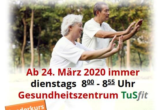 Zwei Personen praktizieren Qi Gong im Freien, umgeben von B&auml;umen, mit Details zu Zeiten und Geb&uuml;hren f&uuml;r einen Sonderkurs.