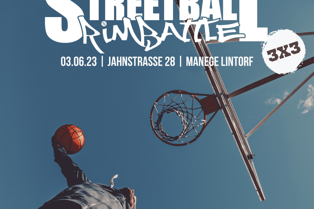 Plakat für ein Streetball-Turnier mit Informationen zu Datum, Ort und Sponsoren, Basketballkorb im Hintergrund.