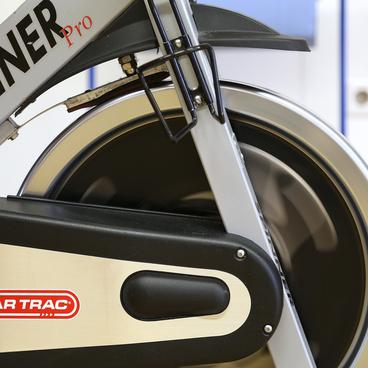 Nahaufnahme des Schwungrads eines Spinner Pro Spinning-Bikes mit dem Logo von Star Trac.