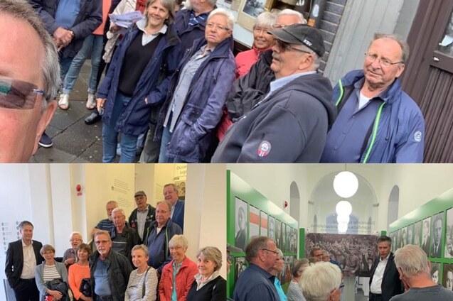 Gruppe von 20 Personen steht in zwei unterschiedlichen Szenen, eine drau&szlig;en und eine in einem Ausstellungsraum.