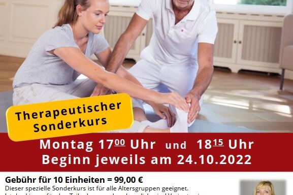 Zwei Personen bei einer Therapie&uuml;bung im Rahmen eines Sonderkurses zur Engpassdehnung in einem hellen Raum.