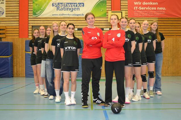 Gruppenfoto von zehn weiblichen Handballspielern in Sportkleidung, zwei Spielerinnen tragen Torwarttrikots.