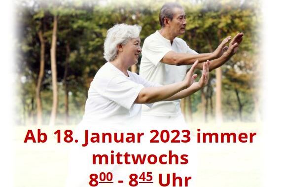 Zwei Erwachsene praktizieren Qi Gong im Freien, umgeben von B&auml;umen, mit einem Text &uuml;ber den Kurs und dessen Details.