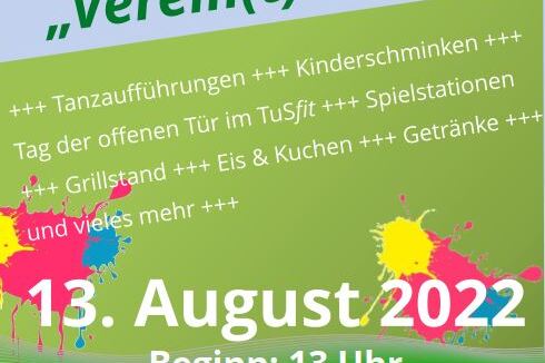 Plakat f&uuml;r das Sommerfest am 13. August 2022 mit Programmhinweisen und bunten Farbklecksen im Hintergrund.