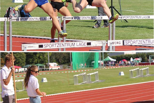 Zwei Wettbewerberinnen springen &uuml;ber Hindernisse bei einem Leichtathletik-Event, w&auml;hrend eine Athletin in eine Sandschicht springt.