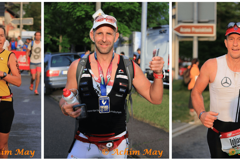 Drei Sportler beim Laufen w&auml;hrend eines Wettkampfs, jeweils im sportlichen Outfit und mit Medaillen um den Hals.