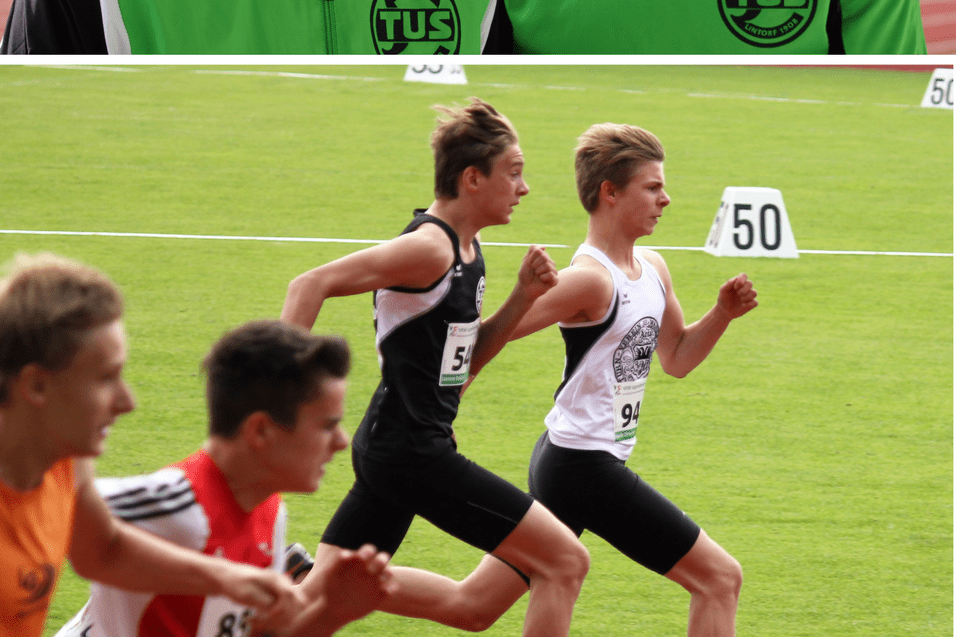 Zwei Jugendliche in Sportoutfits posieren l&auml;chelnd auf einem Leichtathletikfeld, gefolgt von Wettk&auml;mpfern beim Sprint und H&uuml;rdenlauf.