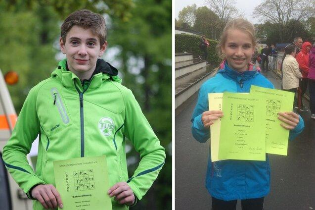 Zwei Kinder halten stolz ihre Urkunden in der Hand, ein Junge in einem gr&uuml;nen Pulli und ein M&auml;dchen in einer blauen Jacke.