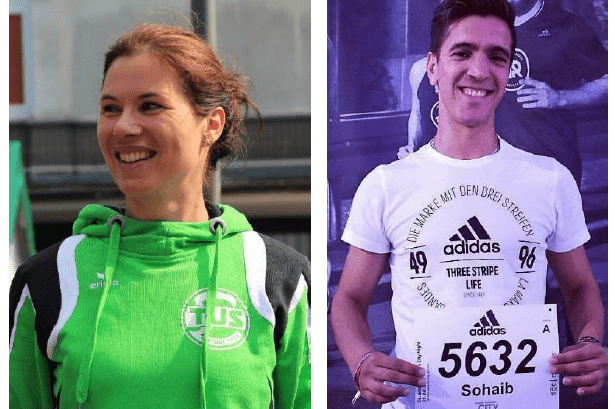 Zwei Personen lachen in Sportbekleidung, links mit gr&uuml;ner Jacke, rechts mit T-Shirt und Startnummer in der Hand.