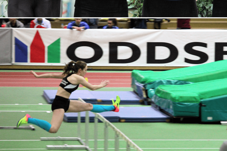 Vier Athletinnen halten Urkunden bei einer Leichtathletikveranstaltung, w&auml;hrend sie auf einem Wettkampfgel&auml;nde stehen.