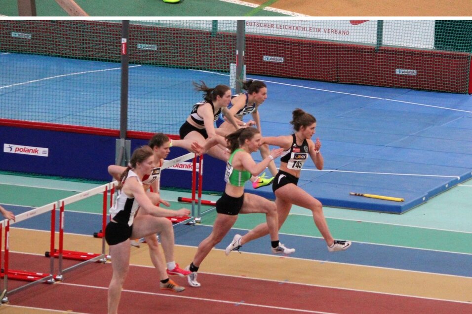 Drei Ausschnitte von einem Leichtathletik-Wettbewerb mit Frauen beim Sprint und H&uuml;rdenlauf in einer Sporthalle.