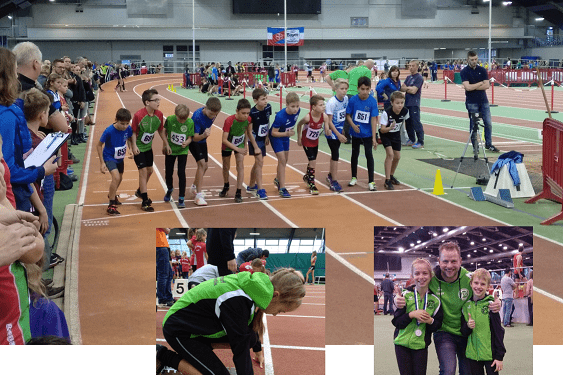 Gruppe von Kindern in Sportkleidung bereit zum Sprintstart auf einer Laufbahn, Zuschauer beobachten im Hintergrund.