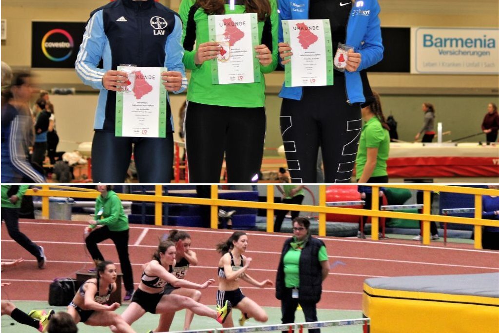 Drei Athletinnen halten Urkunden in der Halle, w&auml;hrend im Hintergrund Sportlerinnen &uuml;ber H&uuml;rden springen.