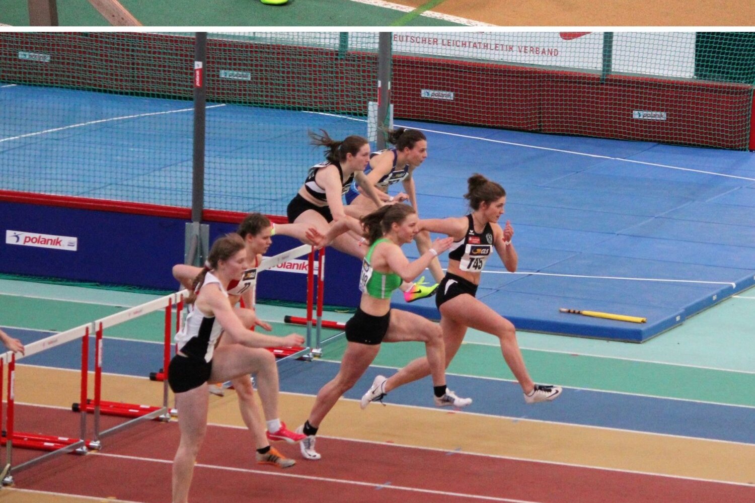 Drei Ausschnitte von einem Leichtathletik-Wettbewerb mit Frauen beim Sprint und H&uuml;rdenlauf in einer Sporthalle.