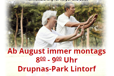 Zwei Personen praktizieren Qi Gong im Tragbalken des Drupnas-Parks, umgeben von grünem Gras und Bäumen.