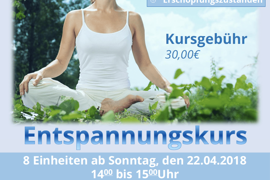 Frau mit geschlossenen Augen entspannt auf einer Wiese, umgeben von Pflanzen, Werbung f&uuml;r einen Entspannungskurs.