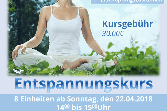 Frau mit geschlossenen Augen entspannt auf einer Wiese, umgeben von Pflanzen, Werbung f&uuml;r einen Entspannungskurs.