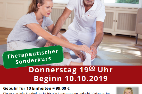 Zwei Personen &uuml;ben gemeinsam therapeutische Dehn&uuml;bungen in einem hellen Raum, umgeben von Informationen zum Kursangebot.