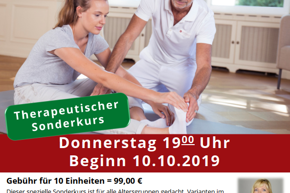 Zwei Personen &uuml;ben gemeinsam therapeutische Dehn&uuml;bungen in einem hellen Raum, umgeben von Informationen zum Kursangebot.