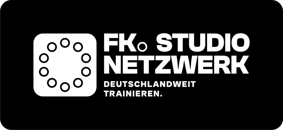 Logo des FK Studio Netzwerk mit dem Text &bdquo;Deutschlandweit trainieren&ldquo; auf schwarzem Hintergrund.