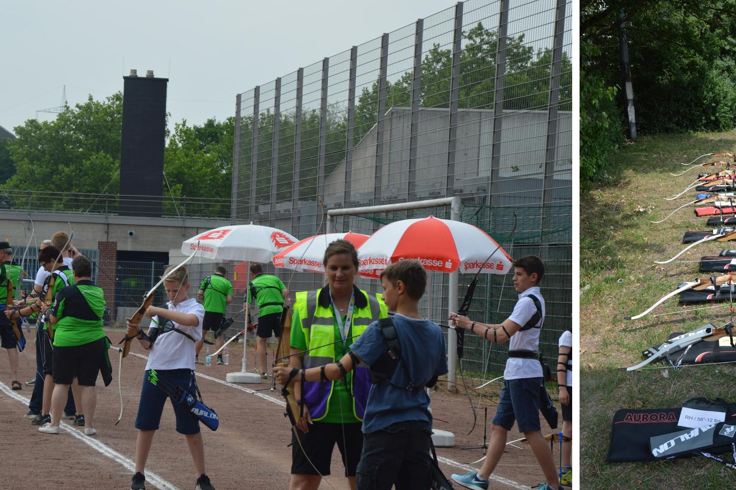 Gruppensch&uuml;ler in gr&uuml;nen T-Shirts &uuml;ben mit B&ouml;gen unter Parasol, im Hintergrund mehrere aufgereihte B&ouml;gen auf dem Boden.