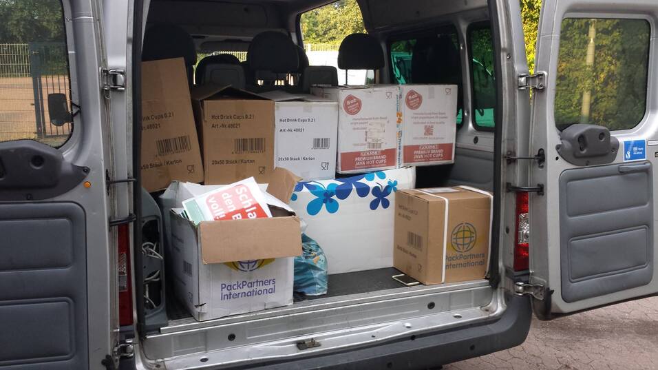 Laderaum eines Lieferwagens, gefüllt mit verschiedenen Kartons und Verpackungen.