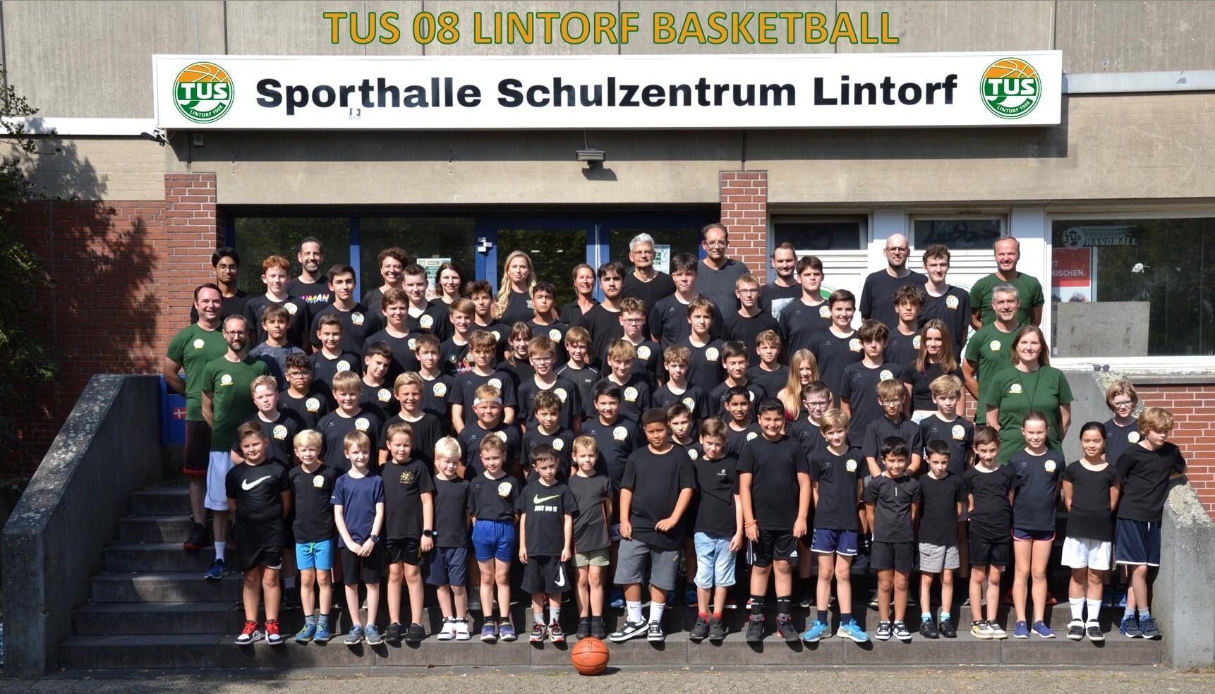 Gruppenfoto von Jung- und Erwachsenenspielern des TUS 08 Lintorf vor der Sporthalle des Schulzentrums Lintorf.