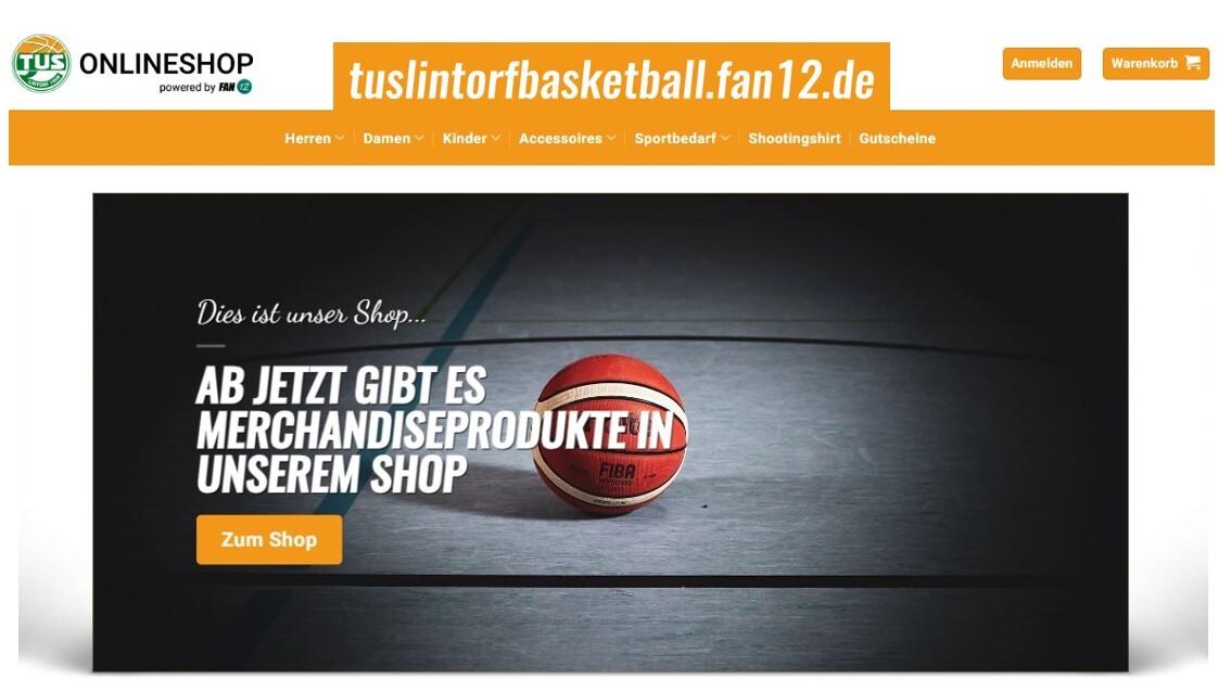 Webseitenansicht mit Werbung f&uuml;r Basketball-Merchandise und einem Basketball auf einem Tisch.