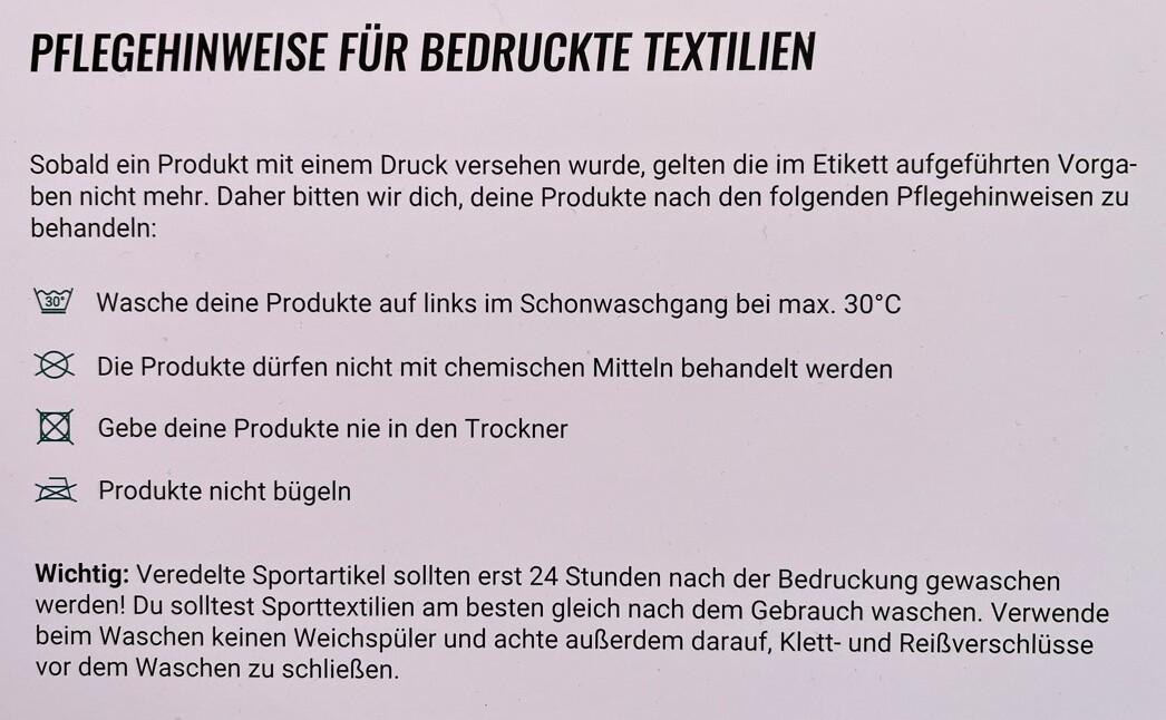 Pflegehinweise f&uuml;r bedruckte Textilien auf einem Plakat mit f&uuml;nf Empfehlungen zur richtigen Reinigung.