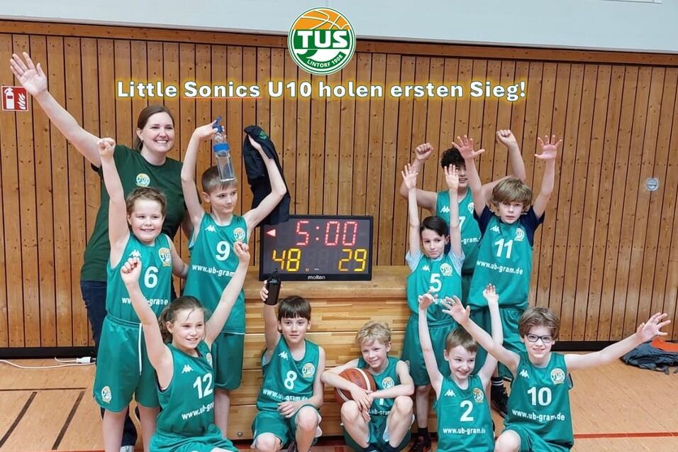 Gruppenfoto der U10-Basketballmannschaft &bdquo;Little Sonics&ldquo; mit Trainerin, feiernd nach dem ersten Sieg.