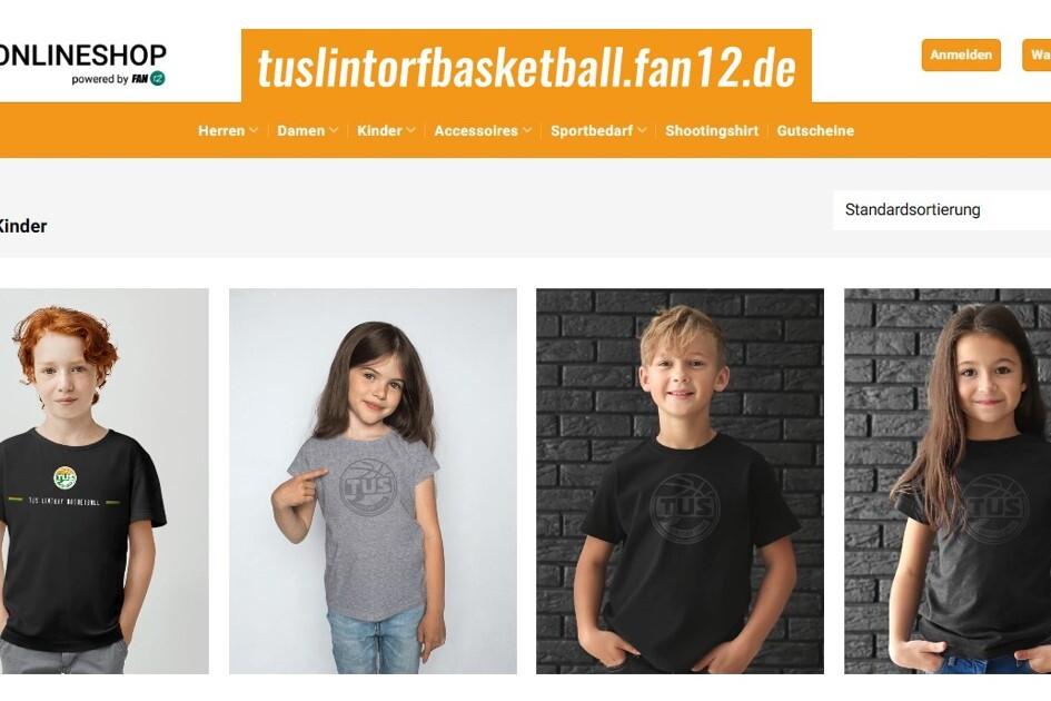 Vier Kinder in T-Shirts mit verschiedenen Designs stehen vor einer neutralen Hintergrundfarbe in einem Onlineshop.