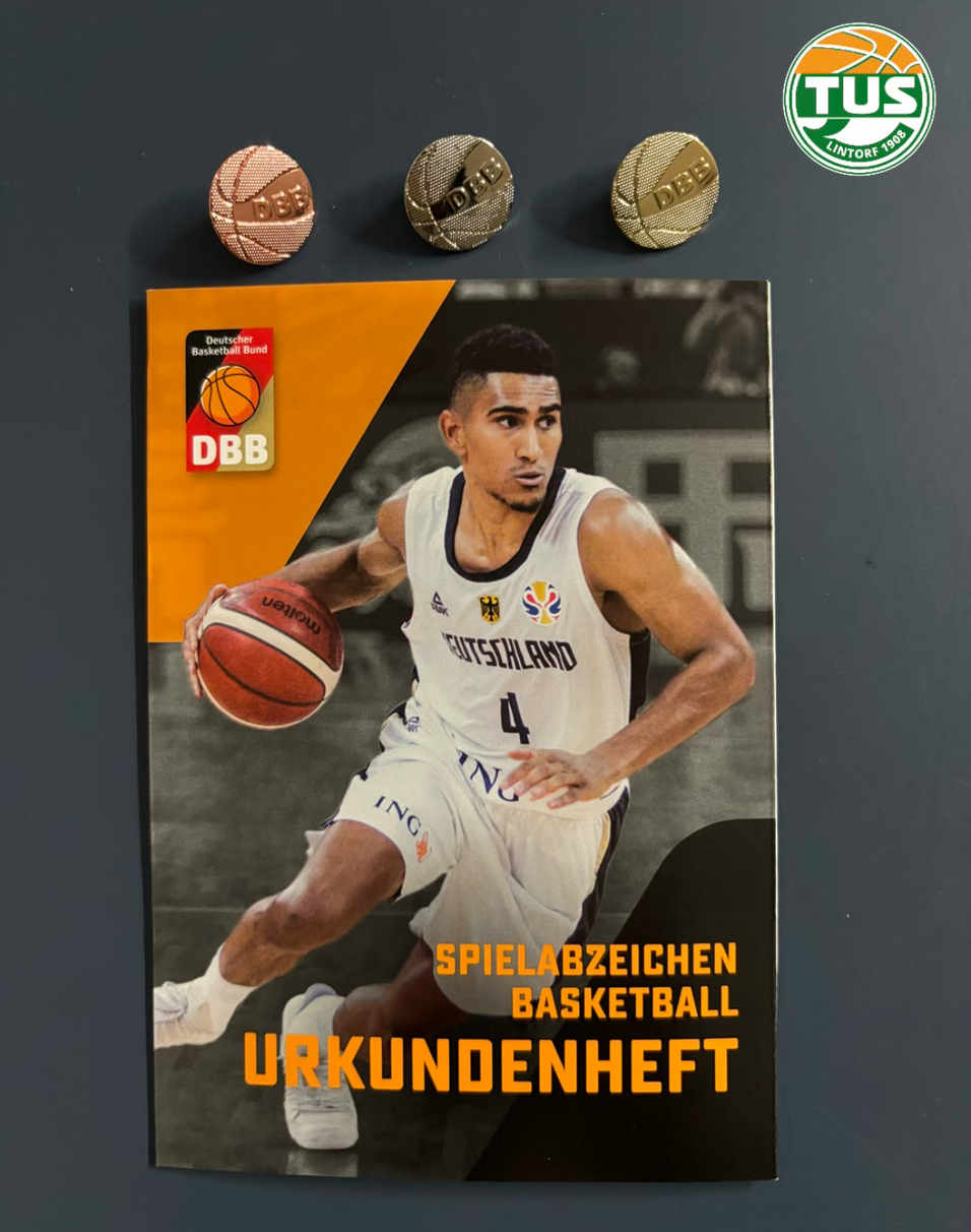 Cover eines Urkundenhefts f&uuml;r Basketball mit einem spielenden Athleten und drei Medaillen oben auf dem Blatt.