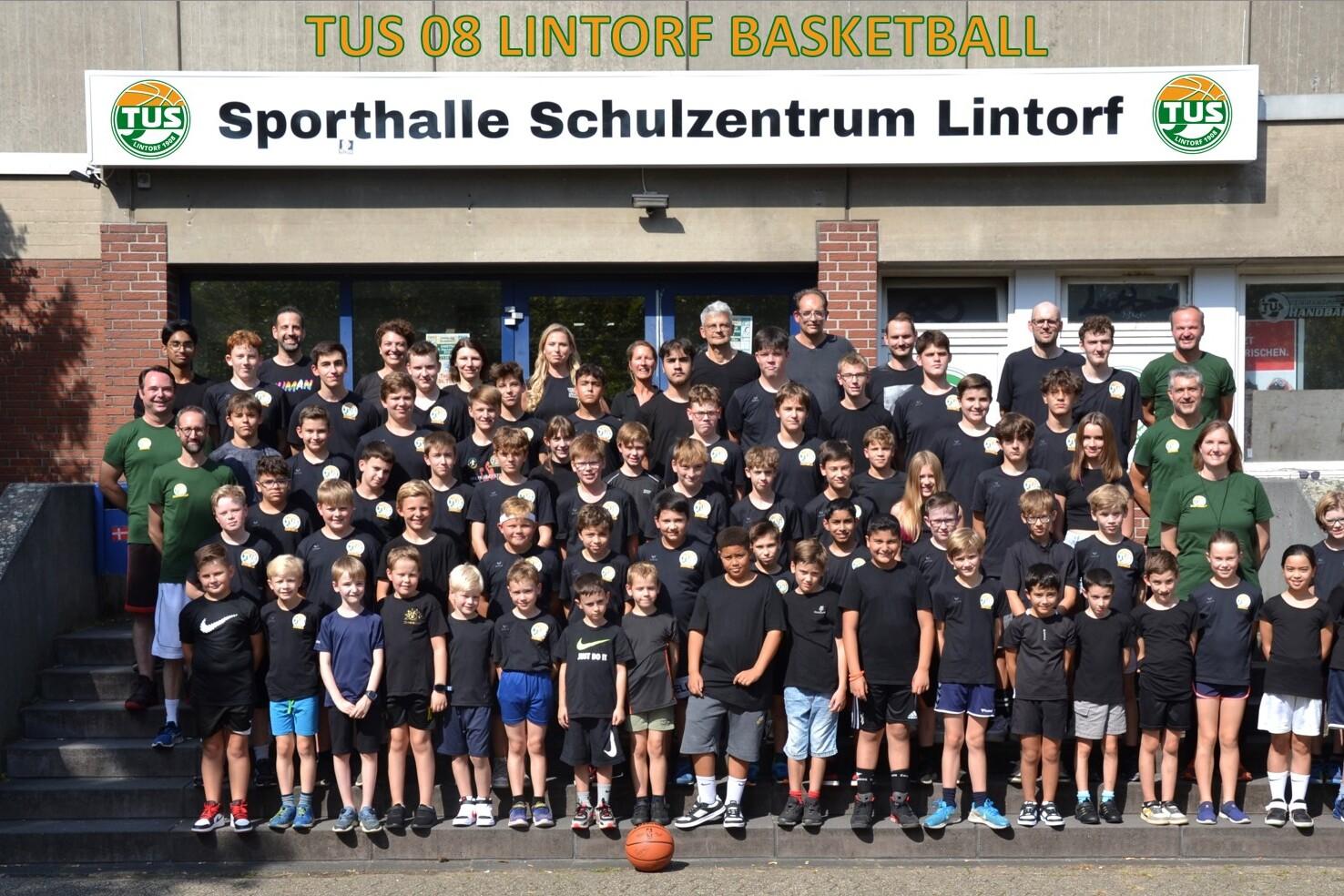 Gruppenfoto von Jung- und Erwachsenenspielern des TUS 08 Lintorf vor der Sporthalle des Schulzentrums Lintorf.
